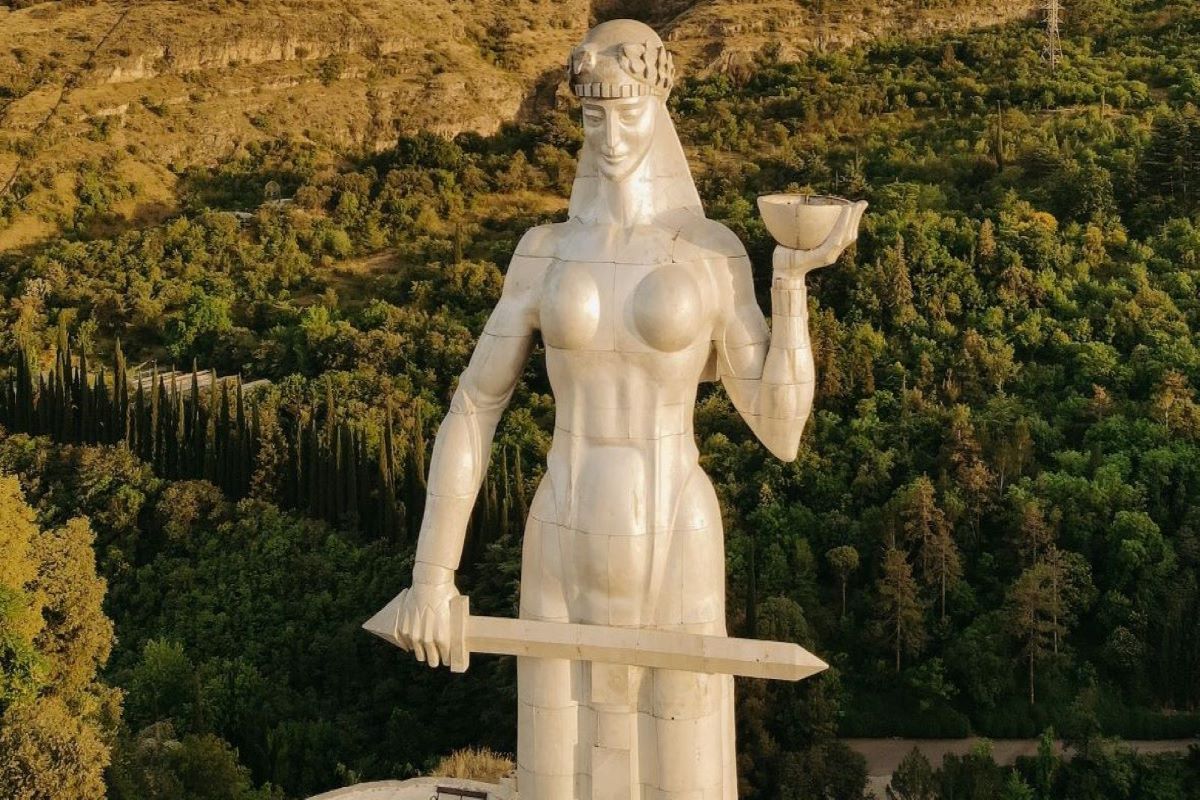 פסל אמא גאורגיה בטביליסי